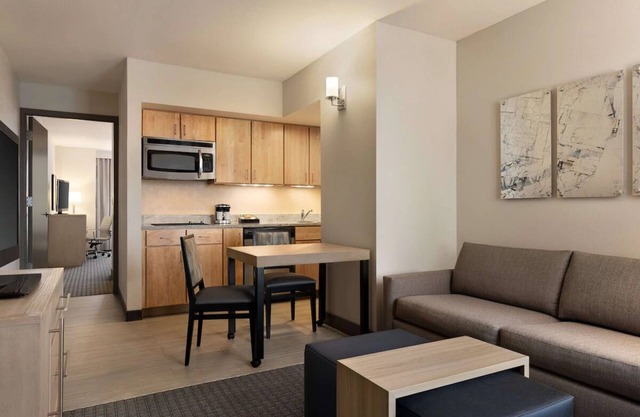 Family Friendly UPenn Proximity: Free Breakfast & Comfy Suites with Full Kitchen