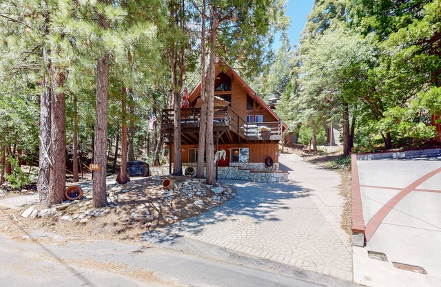 Family-friendly cabin w/private hot tub, 2 fireplaces & game room