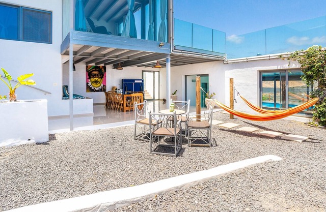 Family/Friends sized Luxury Villa, 1 km to the beach, private pool, sea views, gym.