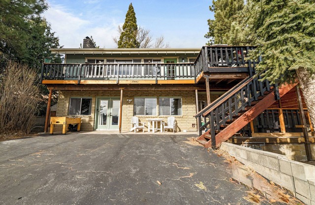 Family Fun Cabin - 5 Bedroom, Game Room, Hot Tub and Lake Views!