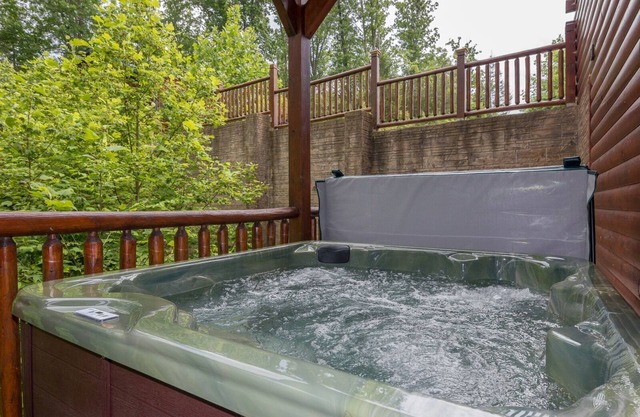 Family Fun Getaway-Hot Tub, Theater + More- 2 mi to Gatlinburg Arts & Crafts!