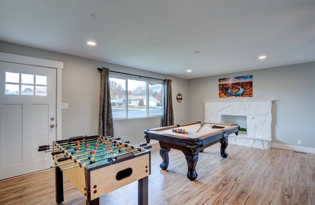Family Fun | Hot Tub, Game Room, Pickleball – Sleeps 8