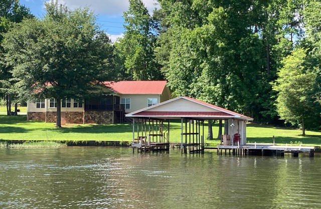 Family get away, pet friendly,fishing, boating and fun,