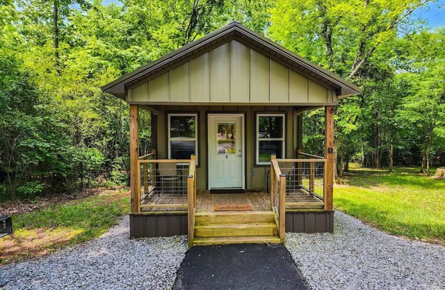 Family Get Away Tiny House Cabin with Bunk Room+Pet Friendly! Lake Guntersville
