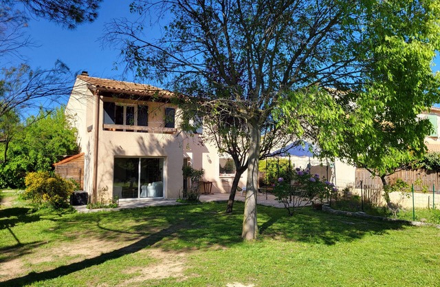 Family home, 10 minutes from Aix-en-Provence, with swimming area