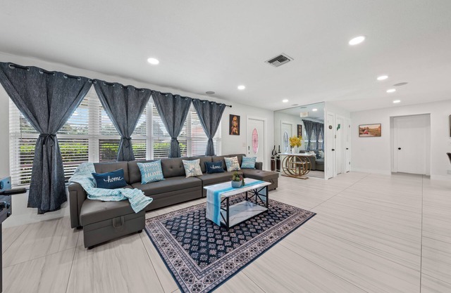 Family Home, 4 Miles to Beach, Near Airport, walk to Rapids Water Park, Cacti Park sports tournaments
