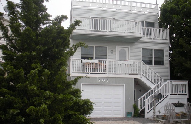 Family Home between Ocean and Children's Bay Beach