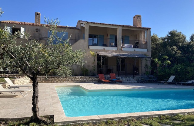 Family home with view of Mont Ventoux and private pool