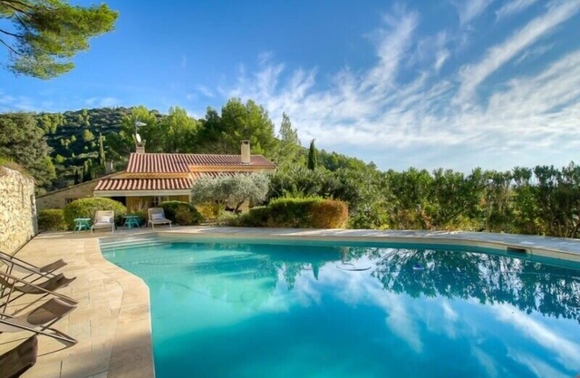 Family Home in the Heart of the Luberon with Swimming Pool and Panoramic Vi