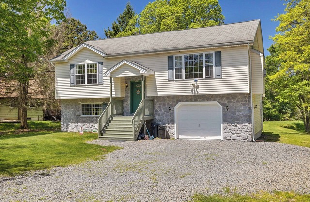 FAMILY HOME , PETS FRIENDLY, HOT TUB, FIREPIT, 2 KAYAKS, 2 BLOCKS TO MAIN LAKE