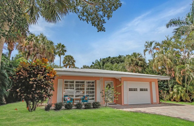 Family Home St Armands Key- Walking distance LIDO BEACH & shops!