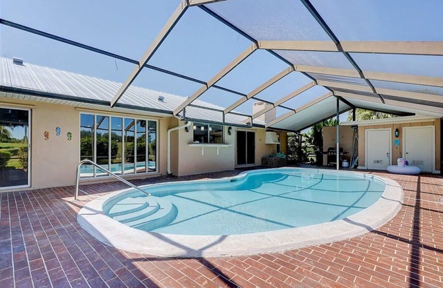 Family Home w/Pool, Dining Room, and Golf View