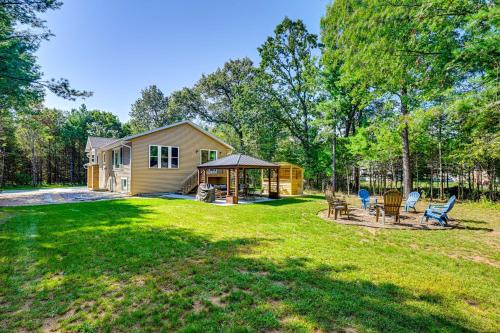 Family Home with Hot Tub 2 Mi to Petenwell Lake!