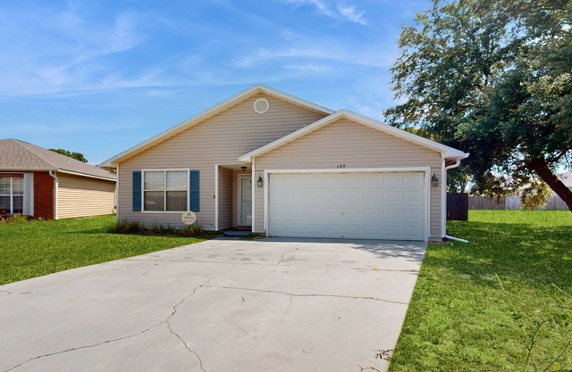 Family home with pool, large fenced-in yard, WiFi, central AC - dog-friendly