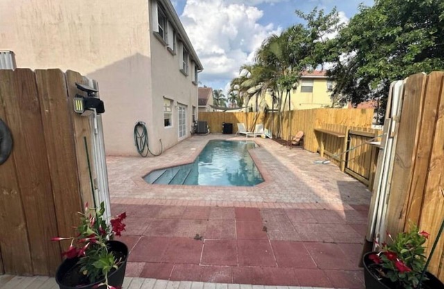 Family Home with Private Pool sleeps 6-8
