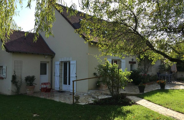 Family house with garden near Amboise