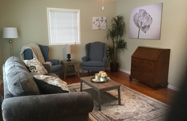 Family Living! Professionally Cleaned, Self Check In - Sleeps 10