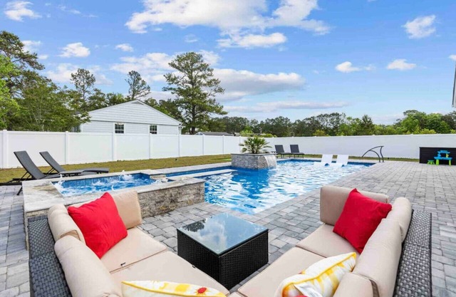 Family Paradise: Pool, Hot Tub, Putting Green & More