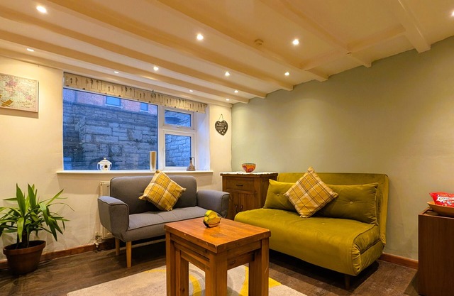 Family/pet friendly stone cottage, own parking & EV charger -Buttercup