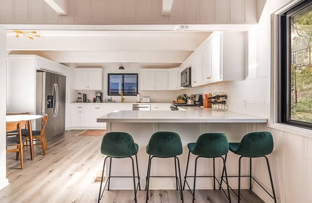 Family & Pet-Friendly, Cozy & Stylish Cabin Steps from Lake+Village