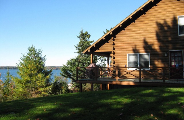 Family & Pet Friendly Log House On Casco Bay