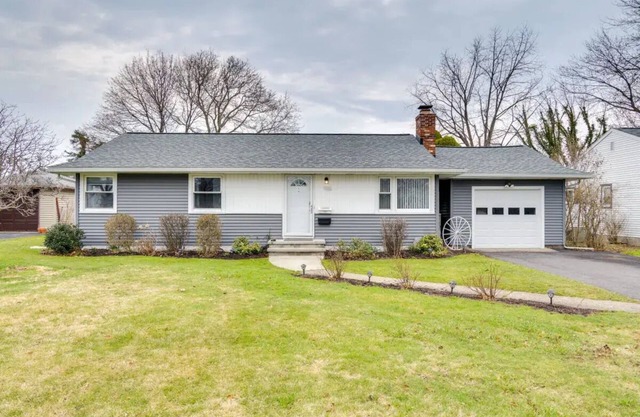Family & Pet-Friendly w/yard & game room. Walk a block to Lake Ontario.