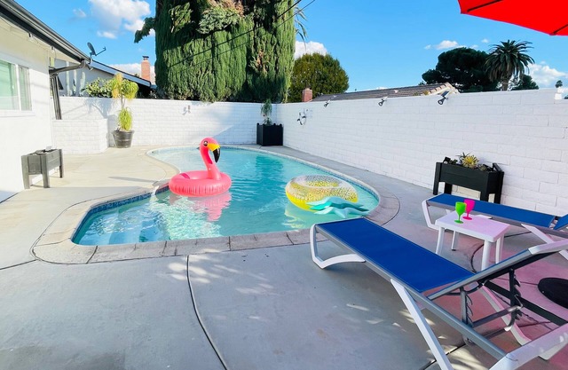 FAMILY POOL HOME/3-BDR/KING BED/Sleeps 10/Game Room/Arcade/near UCR