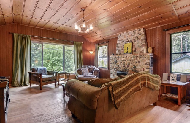 Family Retreat, Creek, Spa, Dog Friendly! Fall, Winter and Spring Special!
