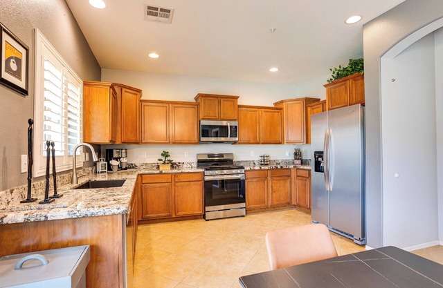 Family Retreat Gilbert Style. Community Pool. Pet Friendly.