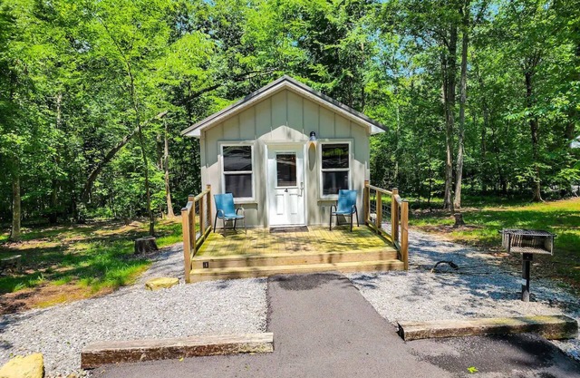 Family Retreat Tiny House - 670+ acres private property on Lake Guntersville!