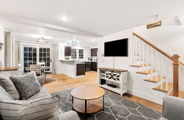 Family retreat w/outdoor shower, fire pit, plenty of indoor & outdoor space