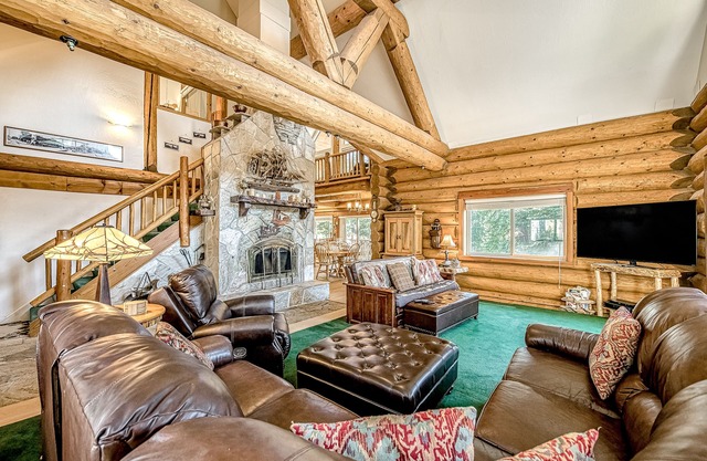 Family-Size Log Lodge w/Roomy Deck & Game Room - Close to Lake & China Peak
