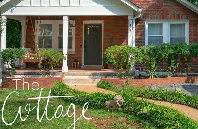 Family sized cottage a short walk to Muletown square - Downtown!