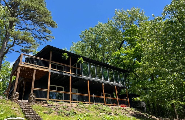 Family sized cozy mountain cabin with lake views from both sides of the house!
