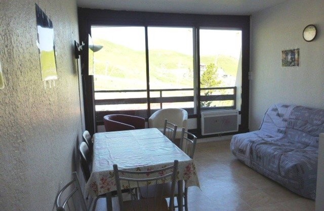 Family studio for 6, ski-in/out, balcony, free parking, ski locker
