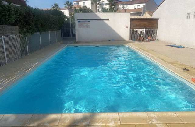 Family vacation apartment in quiet residence sleeps 6 in Agde