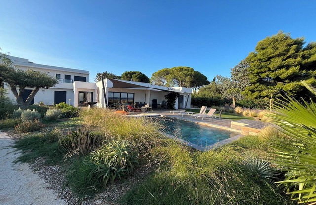 Family villa 8/10 pers., swimming pool, panoramic view, 5 mn walk from the beach!