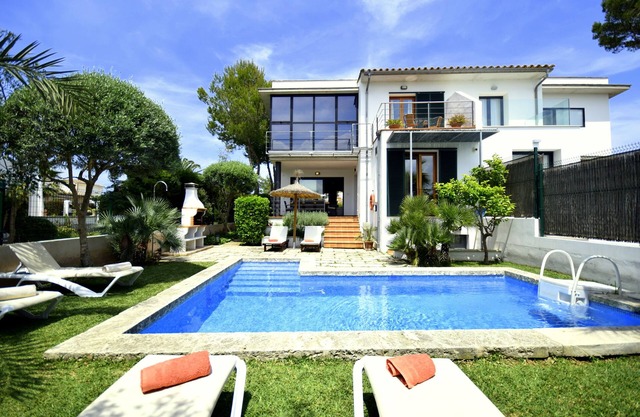 Family villa with pool - ideal location - quiet, close to the beach and the center