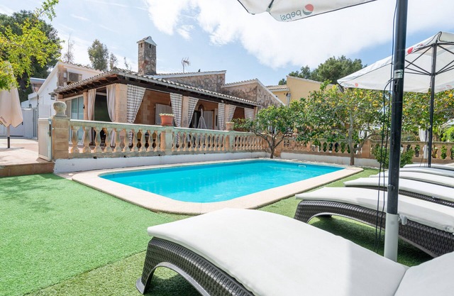 Family villa with private pool, 500 m from the beach