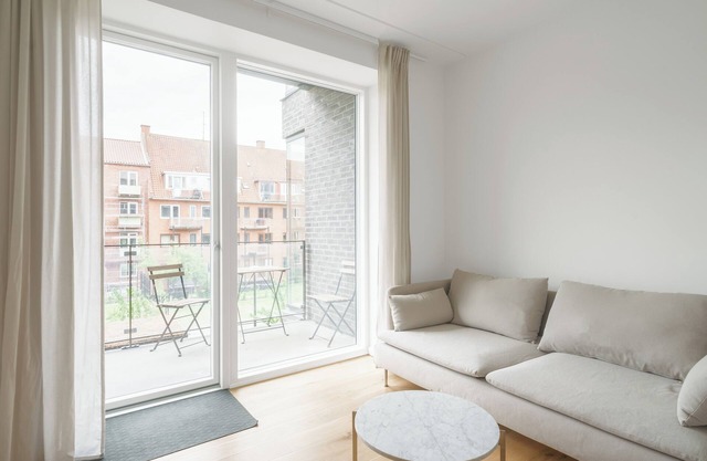 Fantastic 2-bed w/balcony - 386