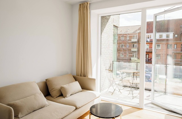 Fantastic 2-bed w/Balcony - 390