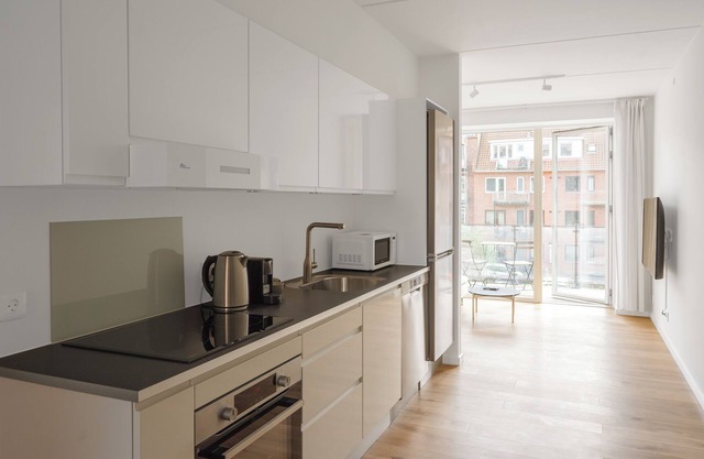 Fantastic 2-bed with large private balcony - 385