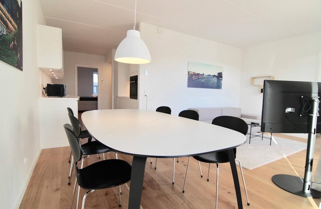 Fantastic 3-bed w/balcony in North Harbour