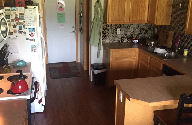 Fantastic 3 Bedroom Summer Rental in Fort Collins w/pool and bus route to CSU