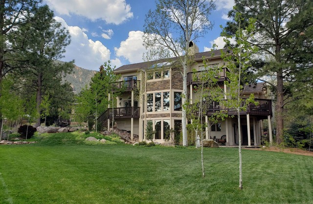 Fantastic Broadmoor Golf Course and City Light Views.5 Star Reviews!