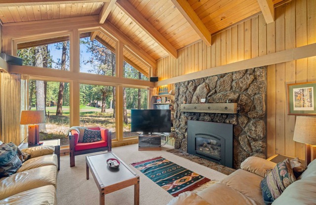 Fantastic Cabin on Golf Course, Two Primary Suites, Huge Deck, Pet Friendly, Resort Amenities