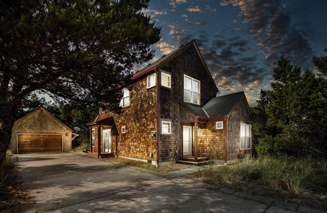 Fantastic Coast Home, Pets, Walk to Beach & Pub