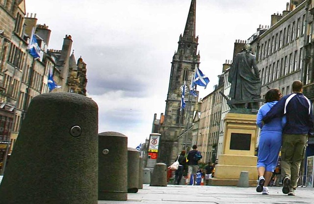 Fantastic corner 2 bedroom property with astounding views of the famous historic Royal Mile.