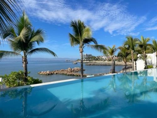 Fantastic designer apartment, beachfront!