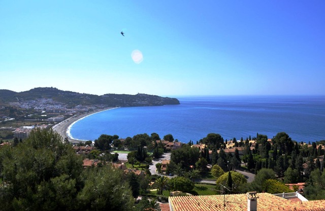 Fantastic detached house with GR. South Terraces + stunning views